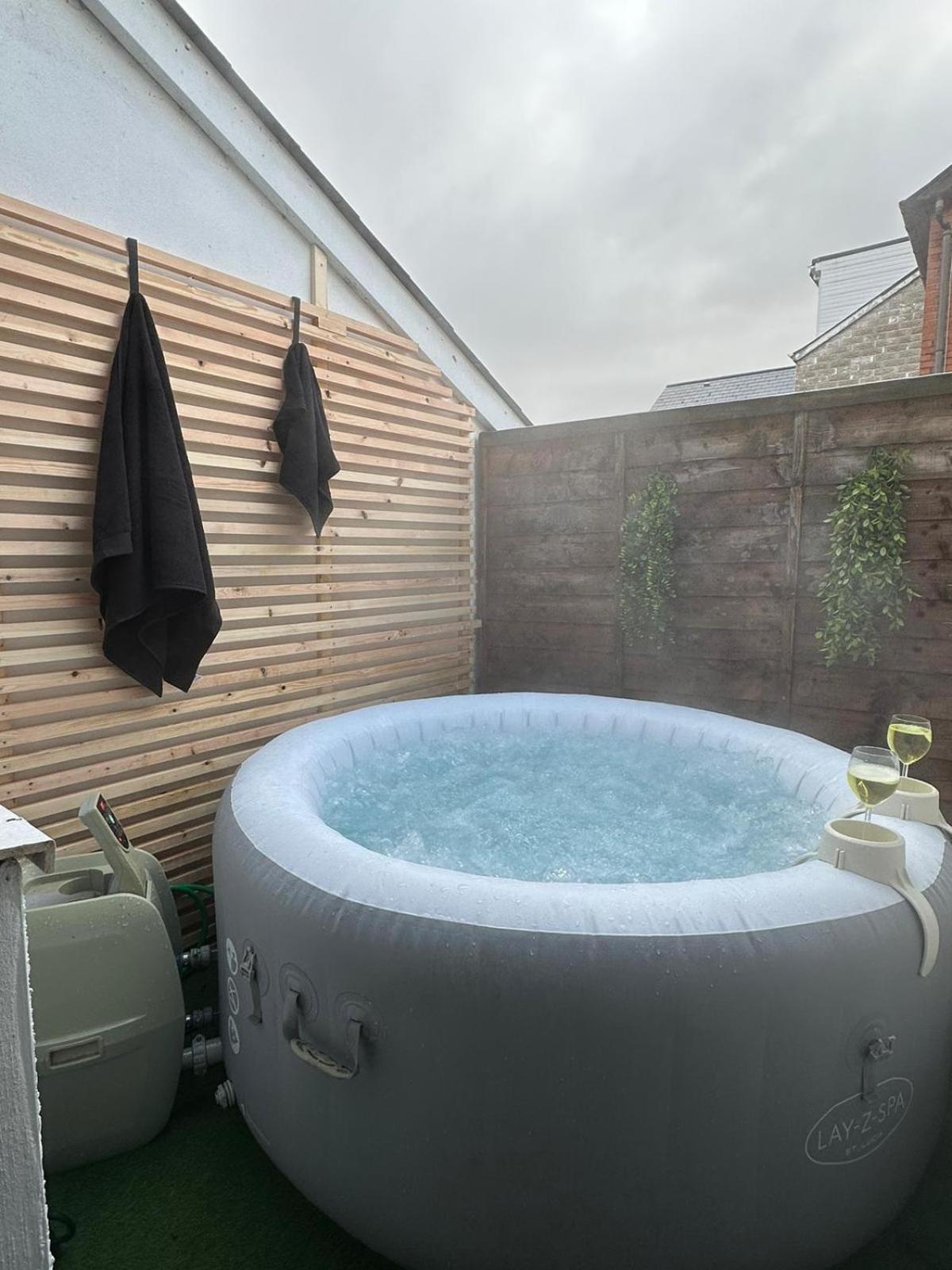 2 Bedroom Flat With Hot Tub Cardiff Exterior photo